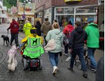 Mitglieder des Lokalen Teilhabe-Kreises und des Rechts- und Ordnungsamtes während der Kirmesbegehung.