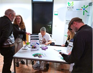 Zu sehen ist Frau Christina Hostenbach mit Peer-Beraterin Alexa van Wijk vor dem KoKoBe/Peer-Beratungs Infostand.