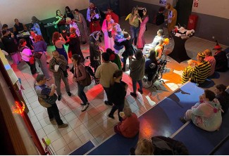 Zu sehen sind die zahlreichen Besucher und Besucherinnen die ausgiebig feiern und tanzen.