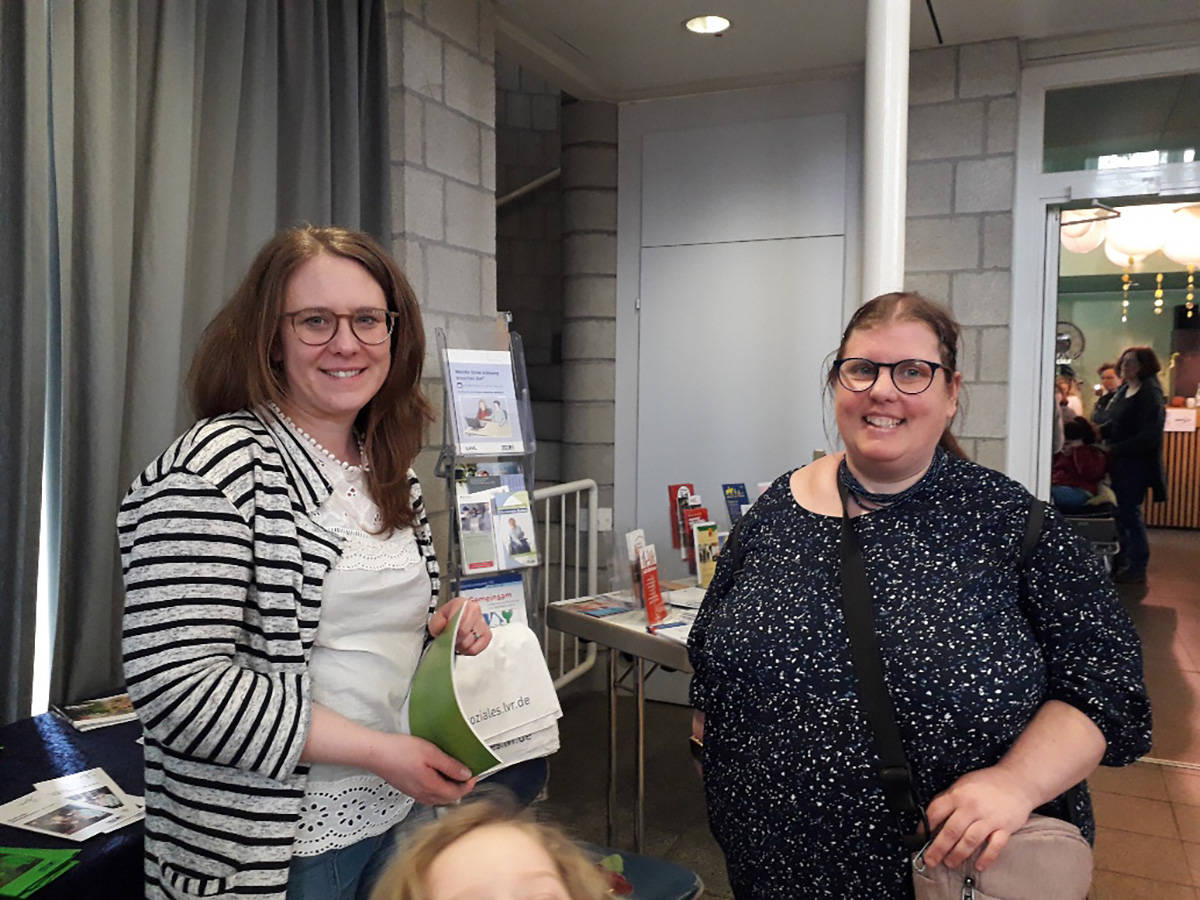 Maria Wambach, Peer-Beraterin der KoKoBe Kreis Heinsberg und Christina Hostenbach, hauptamtliche Beraterin der KoKoBe Kreis Heinsberg beim Besuch der KoKoBe-Wohnmesse inAachen.